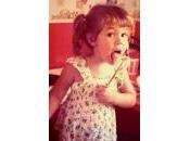 Surprenant adultes reprennent mêmes poses leurs photos d'enfance