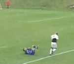 joueur foot assomme adversaire faisant touche