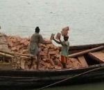 Bangladesh utilise tête pour porter briques