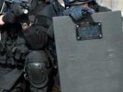 dispositif police déployé autour d'une banque cause silhouette carton