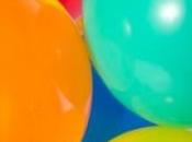 homme gonfle ballons avec yeux