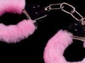 homme appelle police pour libérer femme menottes sexy