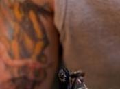 homme tente cacher identité alors tatoué dans