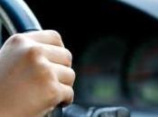 femme perd points permis parce qu'elle mange volant