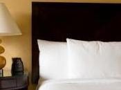 Caché sous mère, échappe police pendant