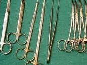 chirurgiens extraient rein d'une patiente sortant vagin