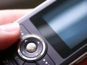 homme perdu guide sauveteurs avec flash téléphone portable