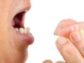 homme trouve dents dans porte-monnaie tout neuf