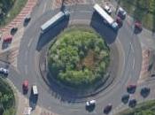 femme fait cinquante fois tour d'un rond-point