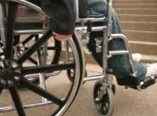 homme paraplégique marche nouveau après avoir piqué araignée