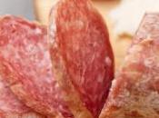 homme trouve souris entière dans saucisson