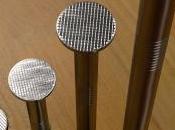 homme crache clou qu'il souvient avoir avalé