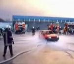 pompiers soulèvent voiture avec lances