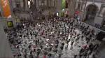 Vidéo: personnes dansent gare