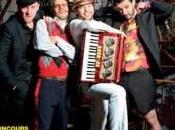 l'aise entre deux chaises