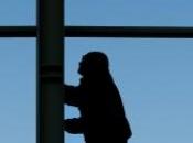 homme participe descente rappel