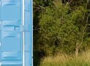 images pilote survit après s'être écrasé champ toilettes portatives