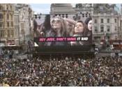 Buzz T-Mobile foule chante “Hey Jude” choeur Trafalgar Square