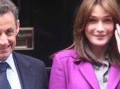 Nicolas Sarkozy vole vedette Carla Bruni, regardez