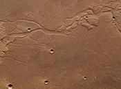 Cratères d’impact traces coulées dans Hephaestus Fossae
