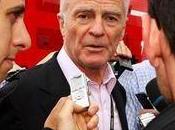 Mosley envisage rester tête