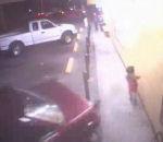 fillette sauvée d'une voiture folle poteau parking