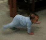bébé fait quatre pattes