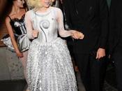 Lady Gaga encore tenue très excentrique
