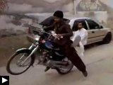 videos: Wheeling moto avec passager client énervé balance chaise