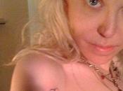 Courtney Love Seins nues Twitter avec nouveaux tatouages