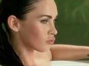 Megan dans baignoire pour Motorola (vidéo)