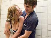 Robert Pattinson sous douche avec fille (video)