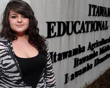 La lycéenne veut aller au bal avec sa copine : le lycée annule tout !