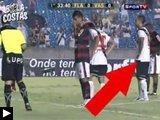 videos: Comment distraire tireur penalty joueur foot mange crottes vent marque