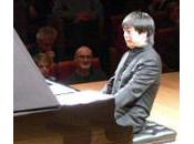pianiste chevronné joue avec iPad concert