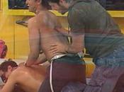 Dilemme filles touchent avec langue mecs caressent