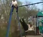 Grosse fille balançoire