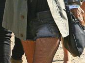 Kate Moss lance tendance: mini short+ bottines+cheveux longs grungy