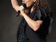 Alicia Keys tombe durant Essence music Festival