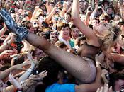 Lady Gaga jète demi dans public