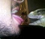 homme fait mordre langue lézard