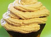 Cupcakes gourmands (étage inférieur beurre cacahuètes, étage supérieur cacao), glaçage cream cheese-peanut butter