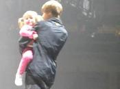 Justin Bieber Regardez-le avec petite sur scène