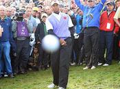 Tiger Woods envoie balle golf dans photographe