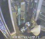 homme défonce porte d'ascenseur avec scooter