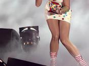 Katy Perry robe moulante distributeur sucreries