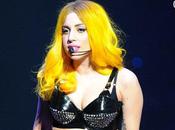 Lady Gaga elle porte ''de soie sinon rien''