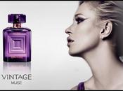 Kate Moss rayonnante tout noir pour commercialisation nouvelle fragrance