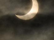 photo jour l'éclipse solaire Varsovie