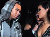 Chris Brown père Rihanna prend défense